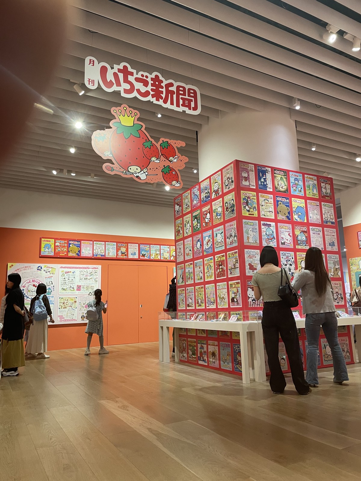 サンリオ展の展示風景。月刊いちご新聞の歴代表紙がキューブ状に展示されている。
